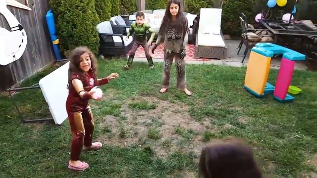 История Хайди про битву супергероев! Дети играют с надувными водными шариками смотреть онлайн