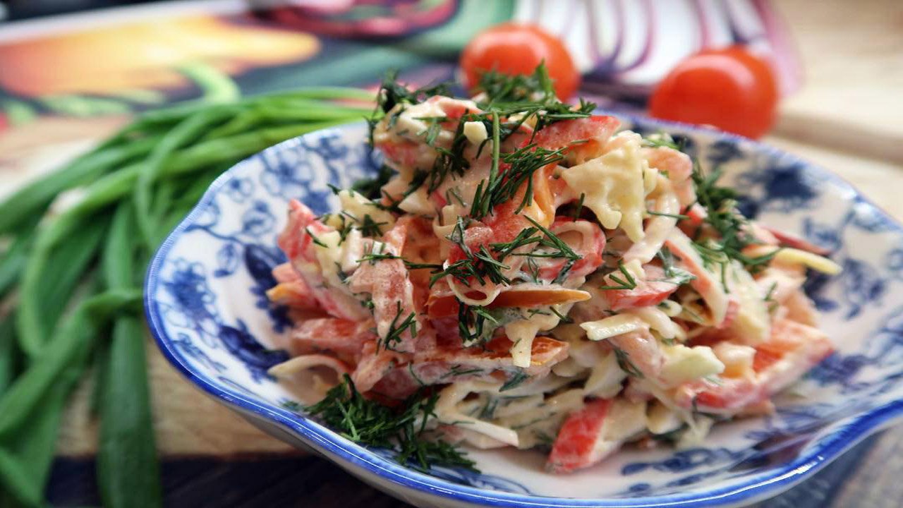Cамый вкусный из всех крабовых салатов. Салат Красное море готовится быстро и просто смотреть онлайн