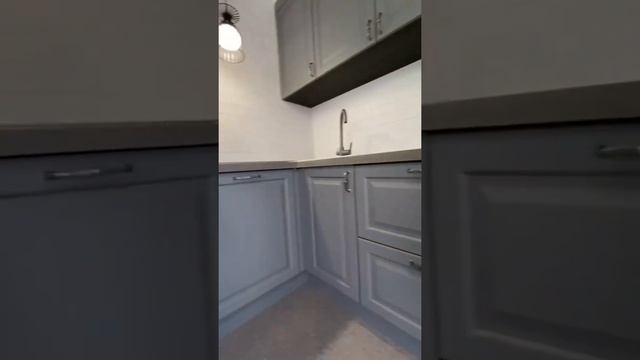 Неоклассическая кухня в сером цвете смотреть онлайн