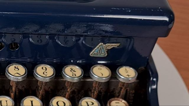 Old typewriter Everest 90. From 1938, an Italian portable typewriter. смотреть онлайн