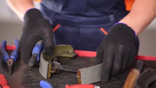 How to replace rear handbrake shoes on OPEL CORSA C [TUTORIAL AUTODOC] смотреть онлайн
