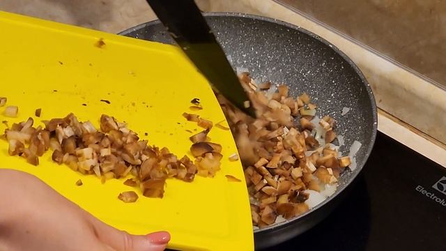 ФАРШИРОВАННЫЕ ШАМПИНЬОНЫ С СЫРОМ В ДУХОВКЕ! СУПЕР ВКУСНЫЕ! смотреть онлайн