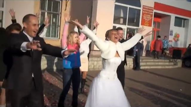 Лошадь на свадьбе, чуть не затоптала невесту! Смотреть до конца. 23.10.12 смотреть онлайн