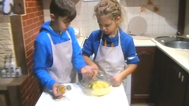 Конфеты "РАФАЭЛЛО" готовим сами. Белый шоколад, кокос, миндальный орех и чуть чуть умения! смотреть онлайн