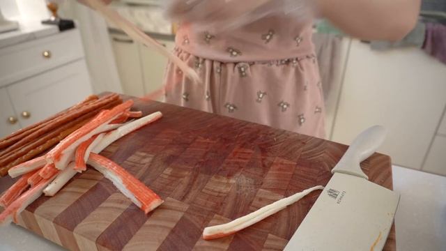ENG)??연어초밥과 김치말이 김밥 만들고 남자친구와 카페 가는 자취일상, 도시락 만들기, 양파 장아찌 담그기, 수박손질, 고추바사삭, 소불고기 전골, 닭불고기, 우동, 과자 смотреть онлайн