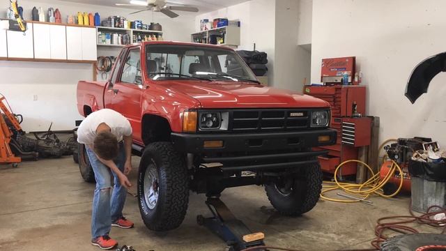1985 Toyota Pickup 33" vs 35" Tires смотреть онлайн