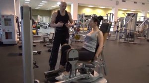 Упражнение Разведение ног сидя в тренажере