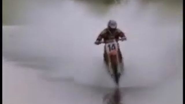 На мотоцикле через пруд.flv смотреть онлайн