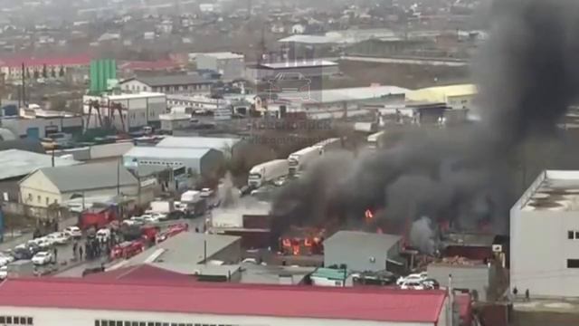 На улице Караульной в Красноярске загорелось здание с автосервисом и чайханой смотреть онлайн