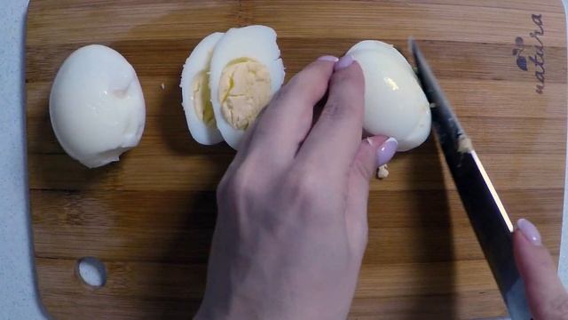 Салат с кальмарами, пекинской капустой и овощами смотреть онлайн