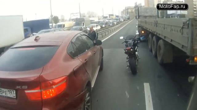 Мотоциклист улетел под фуру и чудом уцелел смотреть онлайн