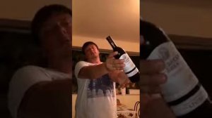 Как открыть бутылку вина без штопора