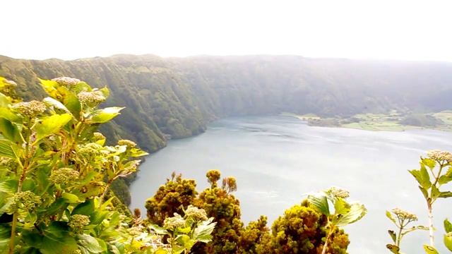 Азоры. Остров Сао Мигель , озера Lagoa Verde и Lagoa Azul (зеленое и голубое) смотреть онлайн