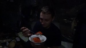 ИЗБА В ЛЕСУ | ИЗГОТАВЛИВАЕМ ДОСКИ ДЛЯ ПОЛА | Фаршированные перцы в казане