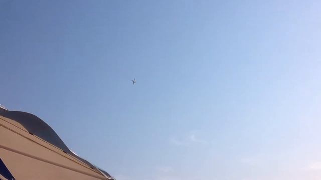 Самолёт летит над пляжем смотреть онлайн