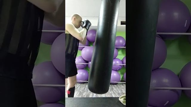 Тайский бокс. фитнес. Отработка ударов на боксерском мешке. Упор на локти и колени 7 смотреть онлайн