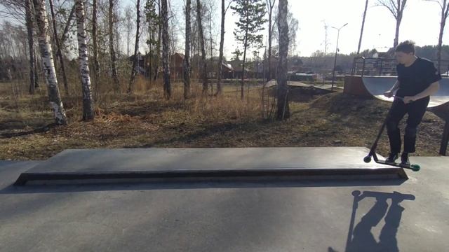 Пробуем НОВЫЕ ТРЮКИ на Самокате в БЕТОННОМ Скейт Парке! / Трюки на Самокате в СКЕЙТПАРКЕ смотреть онлайн