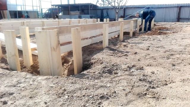 Бурение столбов для ленточного фундамента. Завершение установки щитов для опалубки. День 5 смотреть онлайн