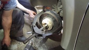 Как снять ступицу переднего колеса на Рено Меган 2