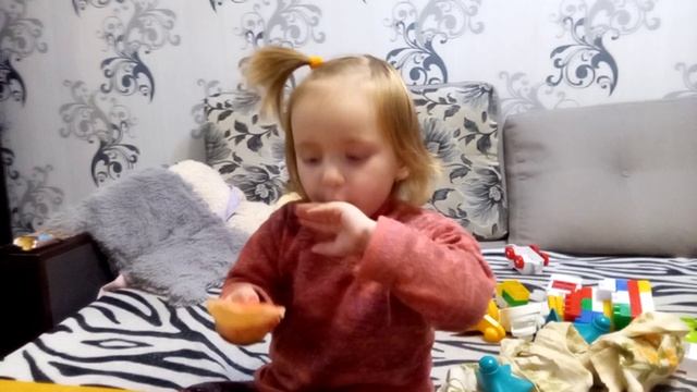 Алиса пробует грейпфрут. Горько но ест! смотреть онлайн