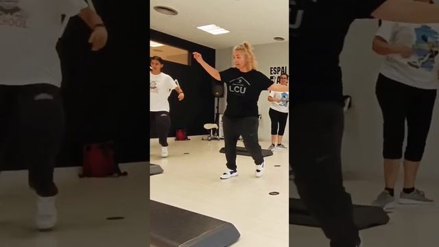 Rutina de Step Fitness: Quema Calorías y Diviértete #shortsvideo #StepFitness #RutinaDeEjercicio смотреть онлайн