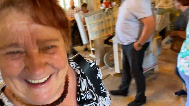 Экскурсия к нам! Туристы в жизни ремесленника! смотреть онлайн