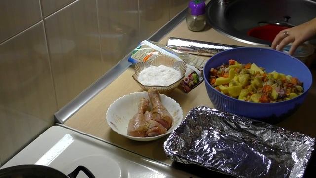 КАРТОШКА С КУРИЦЕЙ И ЗАМОРОЖЕННЫМИ ОВОЩАМИ В ДУХОВКЕ смотреть онлайн