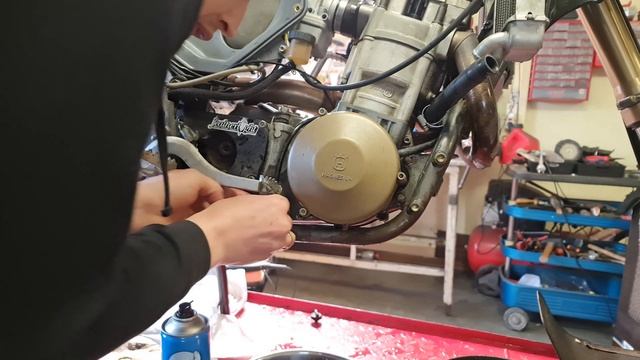 Husqvarna 610 TE (5) Замена масла, свечи и антифриза. смотреть онлайн