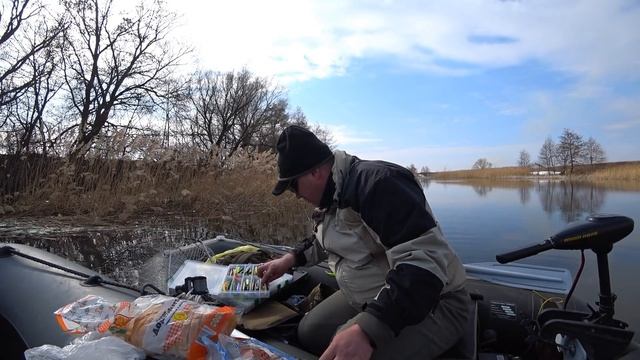 За щукой ранней весной. Сплав по реке. Моя первая лодочная рыбалка 2017 года смотреть онлайн