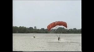 Гидроцикл «Авианосец» с подвесным лодочным мотором «Вихрь-30». Взлёт с плотика на парашюте.