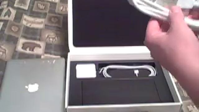 Un-Boxing Aluminum MacBook (2.4GHz model) смотреть онлайн