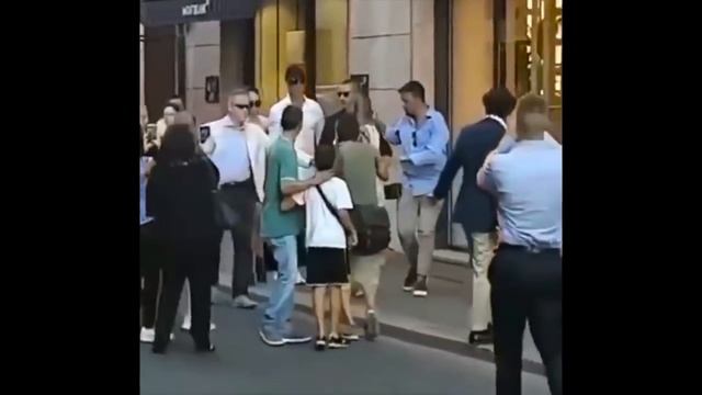 РОНАЛДУ С ДЕВУШКОЙ ГУЛЯЮТ ПО МИЛАНУ смотреть онлайн