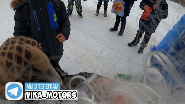 ШОК!!! ДЕД МОРОЗ НА МОТОЦИКЛЕ и СНЕГУРОЧКА НА ВАТРУШКЕ ДАРЯТ ПРОХОЖИМ ПОДАРКИ смотреть онлайн