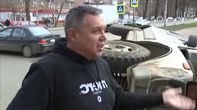 В центре Ярославля «Нива» завалилась на бок смотреть онлайн