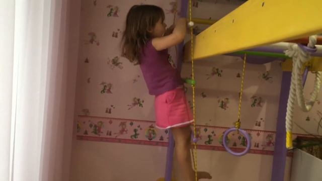 Катаемся на качели в комнате.Спортивный уголок Ульянки. смотреть онлайн
