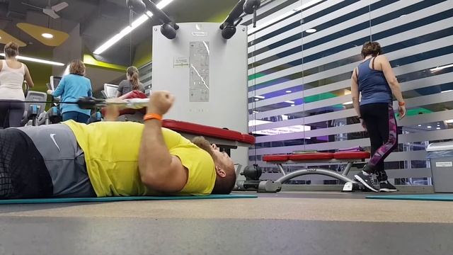 Подъем на блоке на бицепс лежа, ноги в сторону блока 1мах повторов