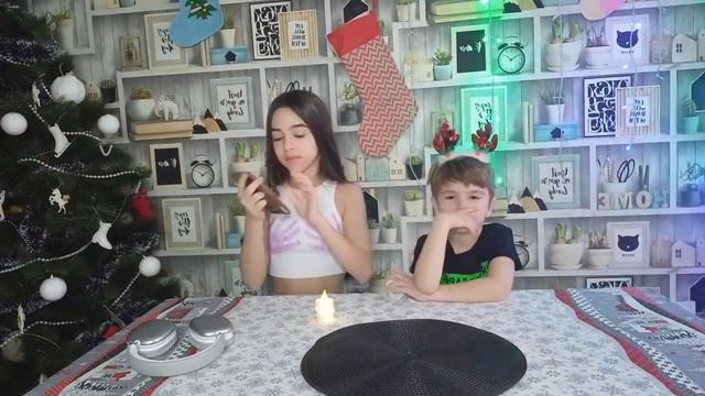 УГАДЫВАЕМ ПЕРЕВЁРНУТЫЕ НОВОГОДНИЕ ПЕСНИ ! смотреть онлайн