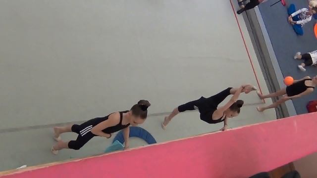Арина и Дина Аверины (разминка, начало) смотреть онлайн