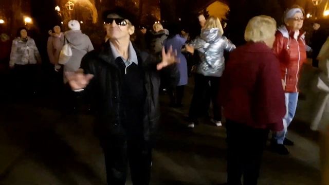 ЛИСТЬЯ ЖЁЛТЫЕ НАД ГОРОДОМ КРУЖАТСЯ!???/ТАНЦЫ В ПАРКЕ ГОРЬКОГО ХАРЬКОВ НОЯБРЬ 2021 смотреть онлайн