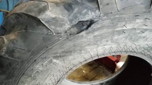 1.1 Боковой порез тракторной шины с фронтала