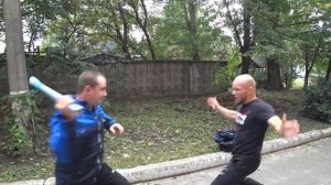Бьют битой / палкой по НОГАМ и ГОЛОВЕ.