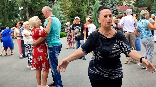 ГОРИТ КАЛИНЫ ЦВЕТ! АВГУСТ 2023 ТАНЦЫ ХАРЬКОВ УКРАИНА смотреть онлайн