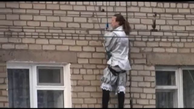 лезу на балкон 5-го этажа смотреть онлайн