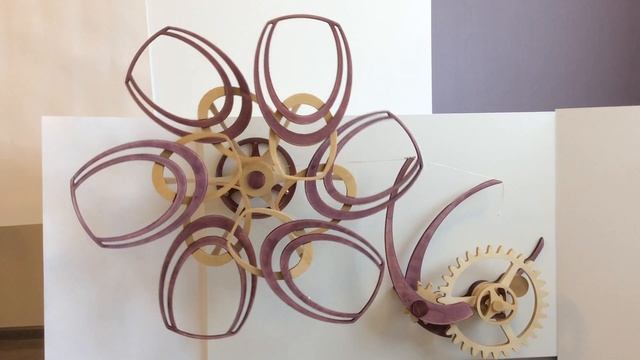 Кинетическая скульптура "Мерло" смотреть онлайн