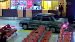 В аэропорту Казани пьяный водитель протаранил пассажирский терминал и врезался в столб