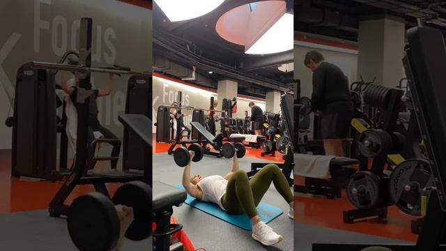 Жим гантелей лежа на полу 14*10 смотреть онлайн