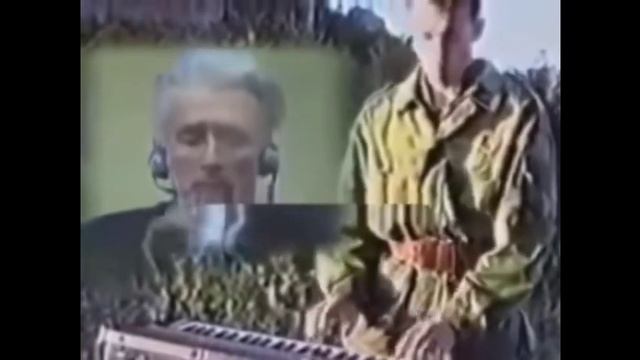 пою песню Serbia Strong на сербском языке