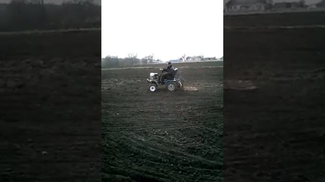 Боронование на самодельном минитракторе. смотреть онлайн