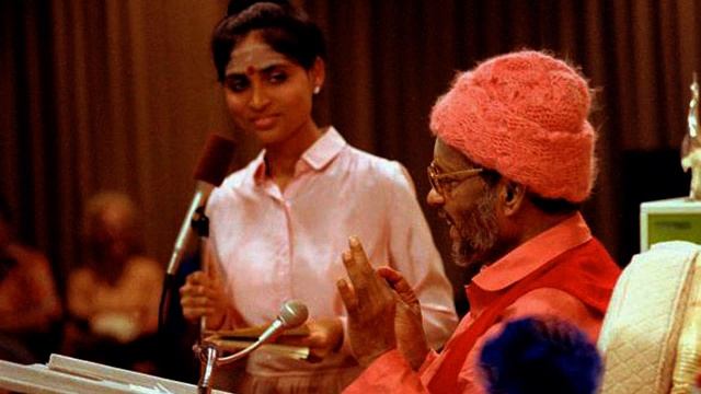Baba Muktananda tells a story The Sadhu and the Dhobi смотреть онлайн