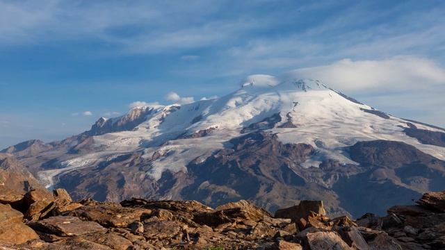 Гиперлапс рассвета на горе Эльбрус в 4k. Вид с вершины горы Чегет. смотреть онлайн